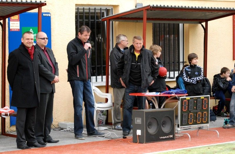 Páté kolo mistrovské soutěže v házené mladších žáků Košutky a Talentu se 10.10.2012 stalo prvním zápasem na nově zrekonstruovaném víceúčelovém hřišti v areálu TJ Košutka. Díky městským finančním prostředkům, které Plzni věnovala FC Viktoria, krajské dotaci, pomoci městského obvodu Plzeň 1 a vlastním zdrojům se košuteckým podařilo značně opotřebené hřiště za 814 tisíc korun obnovit. Před samotným zápasem mladým házenkářům popřáli skvělé výkony a férová utkání primátor Martin Baxa a místostarosta městského obvodu Jiří Uhlík.