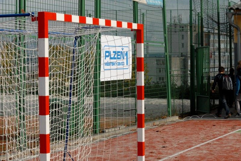 Páté kolo mistrovské soutěže v házené mladších žáků Košutky a Talentu se 10.10.2012 stalo prvním zápasem na nově zrekonstruovaném víceúčelovém hřišti v areálu TJ Košutka. Díky městským finančním prostředkům, které Plzni věnovala FC Viktoria, krajské dotaci, pomoci městského obvodu Plzeň 1 a vlastním zdrojům se košuteckým podařilo značně opotřebené hřiště za 814 tisíc korun obnovit. Před samotným zápasem mladým házenkářům popřáli skvělé výkony a férová utkání primátor Martin Baxa a místostarosta městského obvodu Jiří Uhlík.