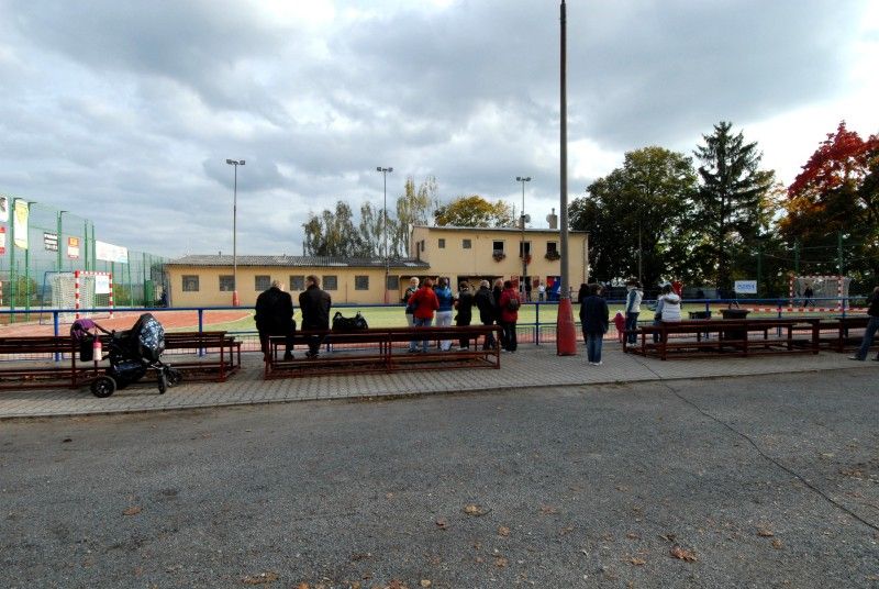 Páté kolo mistrovské soutěže v házené mladších žáků Košutky a Talentu se 10.10.2012 stalo prvním zápasem na nově zrekonstruovaném víceúčelovém hřišti v areálu TJ Košutka. Díky městským finančním prostředkům, které Plzni věnovala FC Viktoria, krajské dotaci, pomoci městského obvodu Plzeň 1 a vlastním zdrojům se košuteckým podařilo značně opotřebené hřiště za 814 tisíc korun obnovit. Před samotným zápasem mladým házenkářům popřáli skvělé výkony a férová utkání primátor Martin Baxa a místostarosta městského obvodu Jiří Uhlík.