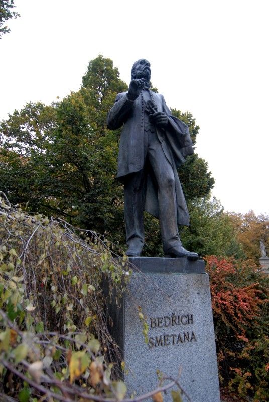 Zemina z blízkosti pomníku Bedřicha Smetany v Kopeckého sadech byla dnes primátorem Martinem Baxou slavnostně odebrána, aby společně s další z Litomyšle, Jabkenic a Jindřichova Hradce byla 18. listopadu 2012 uložena do speciální schránky ve tvaru srdce v nově zrestaurované hrobce Bedřicha Smetany na vyšehradském hřbitově.Slavnostní odebrání prsti, které se uskutečnilo v pondělí 15. října 2012, doplnila recitace z básnické kompozice Petra Prouzy, jež se snaží zachytit významné mezníky v životě a osudu Bedřicha Smetany, v podání herců Josefa Nechutného a Antonína Kašky. Dvě Smetanovy sklady Západ Slunce a Má hvězda zazpíval akademický sbor Fakulty pedagogické Západočeské univerzity v Plzni.