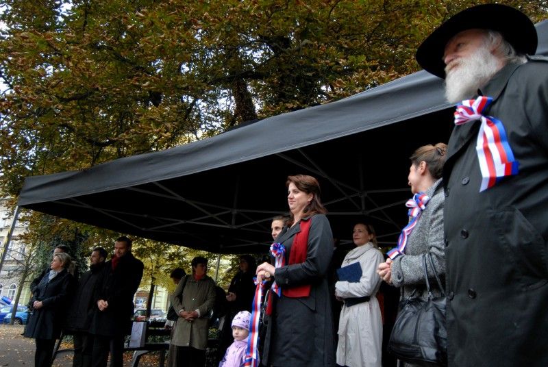 Zemina z blízkosti pomníku Bedřicha Smetany v Kopeckého sadech byla dnes primátorem Martinem Baxou slavnostně odebrána, aby společně s další z Litomyšle, Jabkenic a Jindřichova Hradce byla 18. listopadu 2012 uložena do speciální schránky ve tvaru srdce v nově zrestaurované hrobce Bedřicha Smetany na vyšehradském hřbitově.Slavnostní odebrání prsti, které se uskutečnilo v pondělí 15. října 2012, doplnila recitace z básnické kompozice Petra Prouzy, jež se snaží zachytit významné mezníky v životě a osudu Bedřicha Smetany, v podání herců Josefa Nechutného a Antonína Kašky. Dvě Smetanovy sklady Západ Slunce a Má hvězda zazpíval akademický sbor Fakulty pedagogické Západočeské univerzity v Plzni.