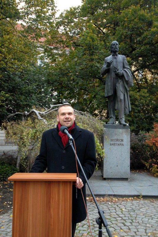 Zemina z blízkosti pomníku Bedřicha Smetany v Kopeckého sadech byla dnes primátorem Martinem Baxou slavnostně odebrána, aby společně s další z Litomyšle, Jabkenic a Jindřichova Hradce byla 18. listopadu 2012 uložena do speciální schránky ve tvaru srdce v nově zrestaurované hrobce Bedřicha Smetany na vyšehradském hřbitově.Slavnostní odebrání prsti, které se uskutečnilo v pondělí 15. října 2012, doplnila recitace z básnické kompozice Petra Prouzy, jež se snaží zachytit významné mezníky v životě a osudu Bedřicha Smetany, v podání herců Josefa Nechutného a Antonína Kašky. Dvě Smetanovy sklady Západ Slunce a Má hvězda zazpíval akademický sbor Fakulty pedagogické Západočeské univerzity v Plzni.