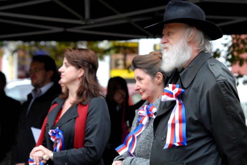 Zemina z blízkosti pomníku Bedřicha Smetany v Kopeckého sadech byla dnes primátorem Martinem Baxou slavnostně odebrána, aby společně s další z Litomyšle, Jabkenic a Jindřichova Hradce byla 18. listopadu 2012 uložena do speciální schránky ve tvaru srdce v nově zrestaurované hrobce Bedřicha Smetany na vyšehradském hřbitově.Slavnostní odebrání prsti, které se uskutečnilo v pondělí 15. října 2012, doplnila recitace z básnické kompozice Petra Prouzy, jež se snaží zachytit významné mezníky v životě a osudu Bedřicha Smetany, v podání herců Josefa Nechutného a Antonína Kašky. Dvě Smetanovy sklady Západ Slunce a Má hvězda zazpíval akademický sbor Fakulty pedagogické Západočeské univerzity v Plzni.