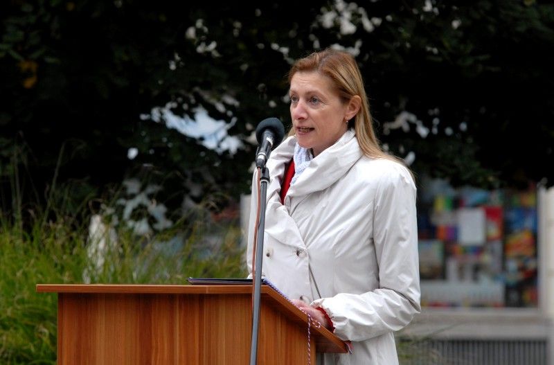 Zemina z blízkosti pomníku Bedřicha Smetany v Kopeckého sadech byla dnes primátorem Martinem Baxou slavnostně odebrána, aby společně s další z Litomyšle, Jabkenic a Jindřichova Hradce byla 18. listopadu 2012 uložena do speciální schránky ve tvaru srdce v nově zrestaurované hrobce Bedřicha Smetany na vyšehradském hřbitově.Slavnostní odebrání prsti, které se uskutečnilo v pondělí 15. října 2012, doplnila recitace z básnické kompozice Petra Prouzy, jež se snaží zachytit významné mezníky v životě a osudu Bedřicha Smetany, v podání herců Josefa Nechutného a Antonína Kašky. Dvě Smetanovy sklady Západ Slunce a Má hvězda zazpíval akademický sbor Fakulty pedagogické Západočeské univerzity v Plzni.