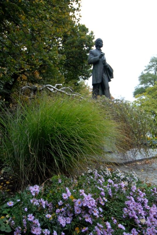 Zemina z blízkosti pomníku Bedřicha Smetany v Kopeckého sadech byla dnes primátorem Martinem Baxou slavnostně odebrána, aby společně s další z Litomyšle, Jabkenic a Jindřichova Hradce byla 18. listopadu 2012 uložena do speciální schránky ve tvaru srdce v nově zrestaurované hrobce Bedřicha Smetany na vyšehradském hřbitově.Slavnostní odebrání prsti, které se uskutečnilo v pondělí 15. října 2012, doplnila recitace z básnické kompozice Petra Prouzy, jež se snaží zachytit významné mezníky v životě a osudu Bedřicha Smetany, v podání herců Josefa Nechutného a Antonína Kašky. Dvě Smetanovy sklady Západ Slunce a Má hvězda zazpíval akademický sbor Fakulty pedagogické Západočeské univerzity v Plzni.