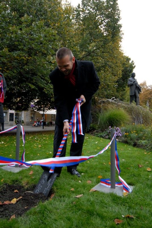 Zemina z blízkosti pomníku Bedřicha Smetany v Kopeckého sadech byla dnes primátorem Martinem Baxou slavnostně odebrána, aby společně s další z Litomyšle, Jabkenic a Jindřichova Hradce byla 18. listopadu 2012 uložena do speciální schránky ve tvaru srdce v nově zrestaurované hrobce Bedřicha Smetany na vyšehradském hřbitově.Slavnostní odebrání prsti, které se uskutečnilo v pondělí 15. října 2012, doplnila recitace z básnické kompozice Petra Prouzy, jež se snaží zachytit významné mezníky v životě a osudu Bedřicha Smetany, v podání herců Josefa Nechutného a Antonína Kašky. Dvě Smetanovy sklady Západ Slunce a Má hvězda zazpíval akademický sbor Fakulty pedagogické Západočeské univerzity v Plzni.