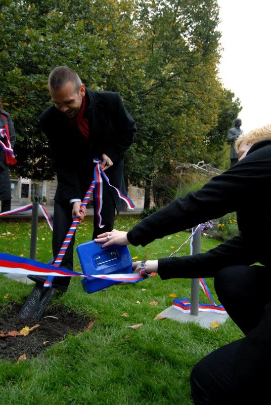 Zemina z blízkosti pomníku Bedřicha Smetany v Kopeckého sadech byla dnes primátorem Martinem Baxou slavnostně odebrána, aby společně s další z Litomyšle, Jabkenic a Jindřichova Hradce byla 18. listopadu 2012 uložena do speciální schránky ve tvaru srdce v nově zrestaurované hrobce Bedřicha Smetany na vyšehradském hřbitově.Slavnostní odebrání prsti, které se uskutečnilo v pondělí 15. října 2012, doplnila recitace z básnické kompozice Petra Prouzy, jež se snaží zachytit významné mezníky v životě a osudu Bedřicha Smetany, v podání herců Josefa Nechutného a Antonína Kašky. Dvě Smetanovy sklady Západ Slunce a Má hvězda zazpíval akademický sbor Fakulty pedagogické Západočeské univerzity v Plzni.