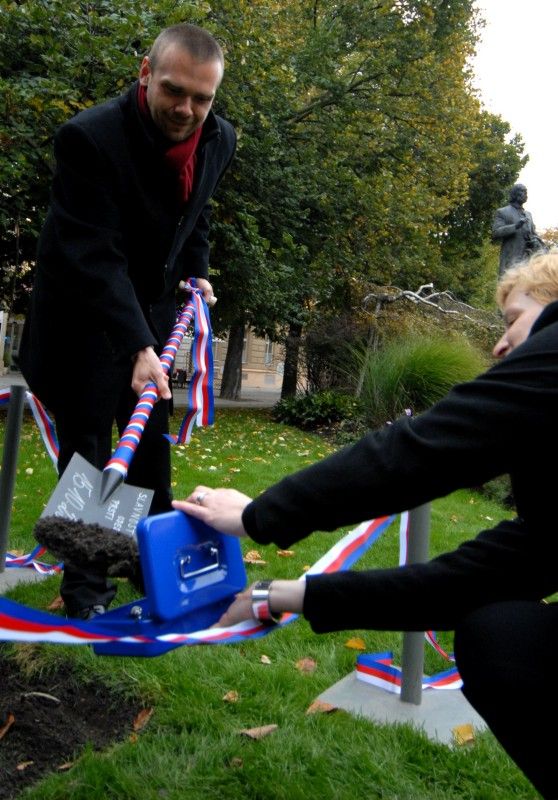 Zemina z blízkosti pomníku Bedřicha Smetany v Kopeckého sadech byla dnes primátorem Martinem Baxou slavnostně odebrána, aby společně s další z Litomyšle, Jabkenic a Jindřichova Hradce byla 18. listopadu 2012 uložena do speciální schránky ve tvaru srdce v nově zrestaurované hrobce Bedřicha Smetany na vyšehradském hřbitově.Slavnostní odebrání prsti, které se uskutečnilo v pondělí 15. října 2012, doplnila recitace z básnické kompozice Petra Prouzy, jež se snaží zachytit významné mezníky v životě a osudu Bedřicha Smetany, v podání herců Josefa Nechutného a Antonína Kašky. Dvě Smetanovy sklady Západ Slunce a Má hvězda zazpíval akademický sbor Fakulty pedagogické Západočeské univerzity v Plzni.