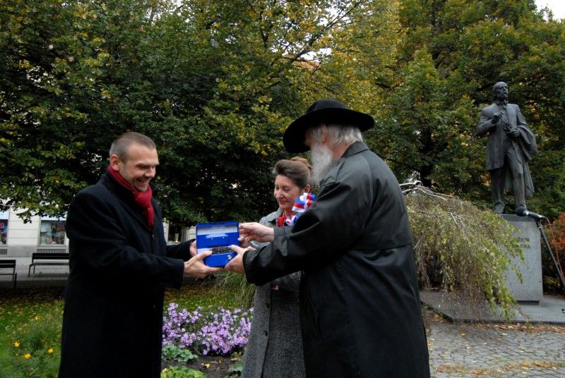 Zemina z blízkosti pomníku Bedřicha Smetany v Kopeckého sadech byla dnes primátorem Martinem Baxou slavnostně odebrána, aby společně s další z Litomyšle, Jabkenic a Jindřichova Hradce byla 18. listopadu 2012 uložena do speciální schránky ve tvaru srdce v nově zrestaurované hrobce Bedřicha Smetany na vyšehradském hřbitově.Slavnostní odebrání prsti, které se uskutečnilo v pondělí 15. října 2012, doplnila recitace z básnické kompozice Petra Prouzy, jež se snaží zachytit významné mezníky v životě a osudu Bedřicha Smetany, v podání herců Josefa Nechutného a Antonína Kašky. Dvě Smetanovy sklady Západ Slunce a Má hvězda zazpíval akademický sbor Fakulty pedagogické Západočeské univerzity v Plzni.
