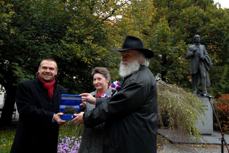 Plzeňská prsť byla předána