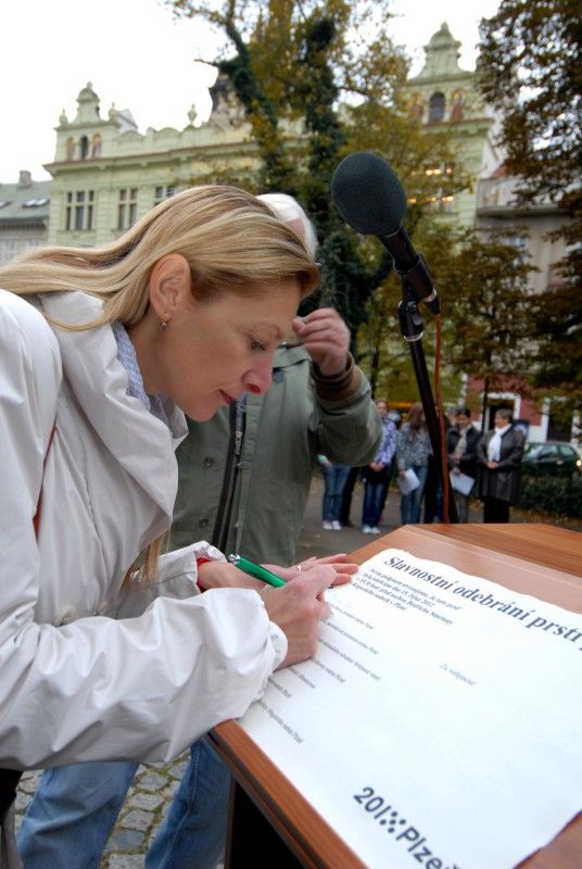 Zemina z blízkosti pomníku Bedřicha Smetany v Kopeckého sadech byla dnes primátorem Martinem Baxou slavnostně odebrána, aby společně s další z Litomyšle, Jabkenic a Jindřichova Hradce byla 18. listopadu 2012 uložena do speciální schránky ve tvaru srdce v nově zrestaurované hrobce Bedřicha Smetany na vyšehradském hřbitově.Slavnostní odebrání prsti, které se uskutečnilo v pondělí 15. října 2012, doplnila recitace z básnické kompozice Petra Prouzy, jež se snaží zachytit významné mezníky v životě a osudu Bedřicha Smetany, v podání herců Josefa Nechutného a Antonína Kašky. Dvě Smetanovy sklady Západ Slunce a Má hvězda zazpíval akademický sbor Fakulty pedagogické Západočeské univerzity v Plzni.