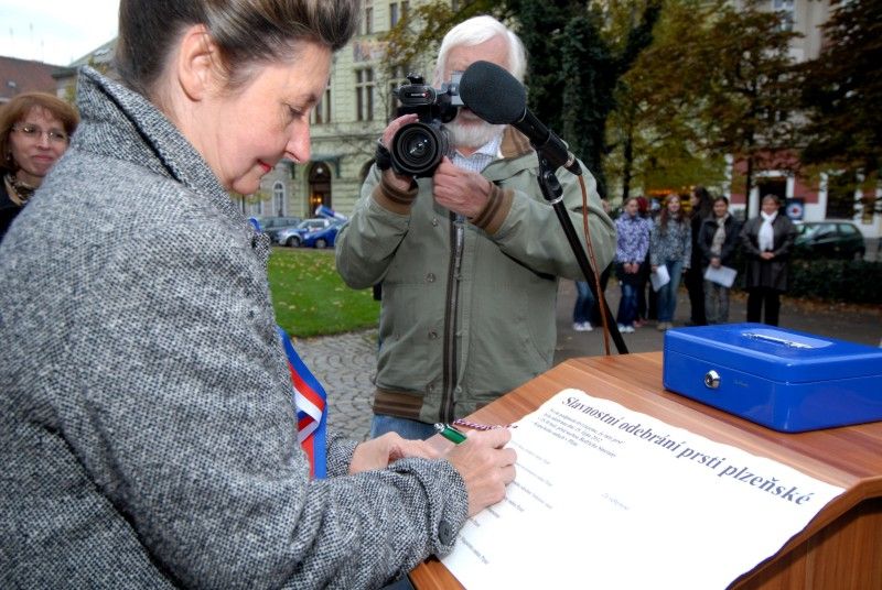 Zemina z blízkosti pomníku Bedřicha Smetany v Kopeckého sadech byla dnes primátorem Martinem Baxou slavnostně odebrána, aby společně s další z Litomyšle, Jabkenic a Jindřichova Hradce byla 18. listopadu 2012 uložena do speciální schránky ve tvaru srdce v nově zrestaurované hrobce Bedřicha Smetany na vyšehradském hřbitově.Slavnostní odebrání prsti, které se uskutečnilo v pondělí 15. října 2012, doplnila recitace z básnické kompozice Petra Prouzy, jež se snaží zachytit významné mezníky v životě a osudu Bedřicha Smetany, v podání herců Josefa Nechutného a Antonína Kašky. Dvě Smetanovy sklady Západ Slunce a Má hvězda zazpíval akademický sbor Fakulty pedagogické Západočeské univerzity v Plzni.