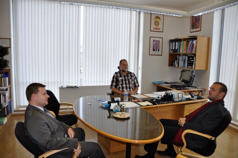 Dva pro Městský obvod Plzeň 2 – Slovany nejdůležitější cíle prezentovali jeho zástupci primátorovi Martinu Baxovi při návštěvě slovanské radnice 16.10.2012. Božkovský ostrov a stavbu nové mateřské školy. Při setkání se ale mluvilo také o potřebné rekonstrukci Kulturního domu Šeříková, o rozvojovém území Světovar a bývalých kasáren Slovany nebo o úslavském kanalizačním sběrači a studii rekonstrukce Jiráskova náměstí. (foto: Z. Kubalová)