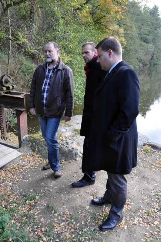 Dva pro Městský obvod Plzeň 2 – Slovany nejdůležitější cíle prezentovali jeho zástupci primátorovi Martinu Baxovi při návštěvě slovanské radnice 16.10.2012. Božkovský ostrov a stavbu nové mateřské školy. Při setkání se ale mluvilo také o potřebné rekonstrukci Kulturního domu Šeříková, o rozvojovém území Světovar a bývalých kasáren Slovany nebo o úslavském kanalizačním sběrači a studii rekonstrukce Jiráskova náměstí. (foto: Z. Kubalová)