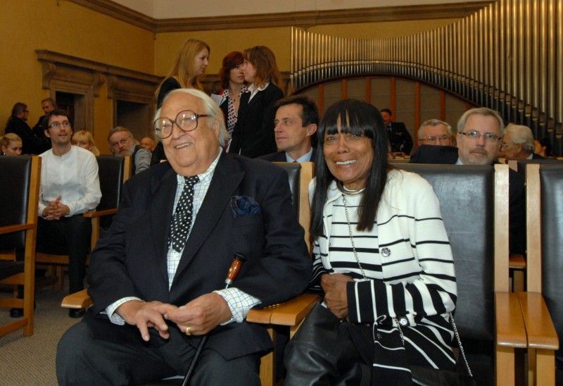 Světově uznávaný designer Ladislav Sutnar je čestným občanem města Plzně. Občanství mu bylo uděleno 18.10.2012 in memoriam na slavnostním zasedání Zastupitelstva města Plzně, kterého se účastnil jeho syn Radoslav Ladislav Sutnar s manželkou Elaine a další vzácní hosté, mezi nimiž nechyběl rada pro tiskové a kulturní záležitosti Velvyslanectví Spojených států amerických v České republice Robert Zimmermann.