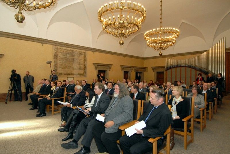 Světově uznávaný designer Ladislav Sutnar je čestným občanem města Plzně. Občanství mu bylo uděleno 18.10.2012 in memoriam na slavnostním zasedání Zastupitelstva města Plzně, kterého se účastnil jeho syn Radoslav Ladislav Sutnar s manželkou Elaine a další vzácní hosté, mezi nimiž nechyběl rada pro tiskové a kulturní záležitosti Velvyslanectví Spojených států amerických v České republice Robert Zimmermann.