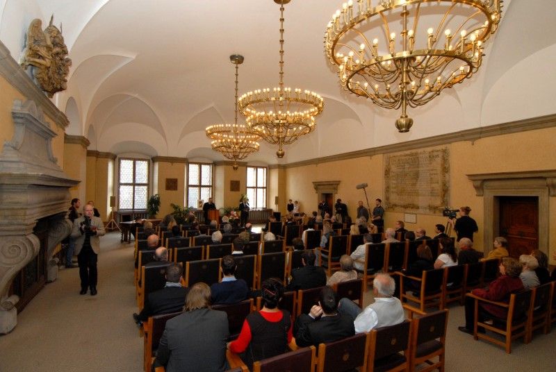 Světově uznávaný designer Ladislav Sutnar je čestným občanem města Plzně. Občanství mu bylo uděleno 18.10.2012 in memoriam na slavnostním zasedání Zastupitelstva města Plzně, kterého se účastnil jeho syn Radoslav Ladislav Sutnar s manželkou Elaine a další vzácní hosté, mezi nimiž nechyběl rada pro tiskové a kulturní záležitosti Velvyslanectví Spojených států amerických v České republice Robert Zimmermann.