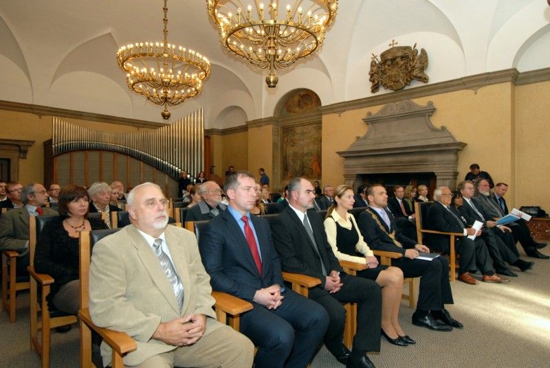 Světově uznávaný designer Ladislav Sutnar je čestným občanem města Plzně. Občanství mu bylo uděleno 18.10.2012 in memoriam na slavnostním zasedání Zastupitelstva města Plzně, kterého se účastnil jeho syn Radoslav Ladislav Sutnar s manželkou Elaine a další vzácní hosté, mezi nimiž nechyběl rada pro tiskové a kulturní záležitosti Velvyslanectví Spojených států amerických v České republice Robert Zimmermann.