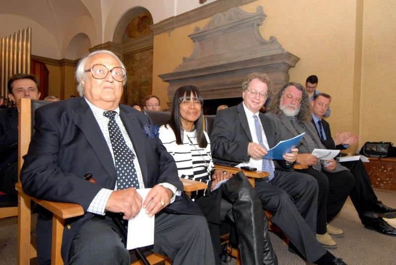 Světově uznávaný designer Ladislav Sutnar je čestným občanem města Plzně. Občanství mu bylo uděleno 18.10.2012 in memoriam na slavnostním zasedání Zastupitelstva města Plzně, kterého se účastnil jeho syn Radoslav Ladislav Sutnar s manželkou Elaine a další vzácní hosté, mezi nimiž nechyběl rada pro tiskové a kulturní záležitosti Velvyslanectví Spojených států amerických v České republice Robert Zimmermann.