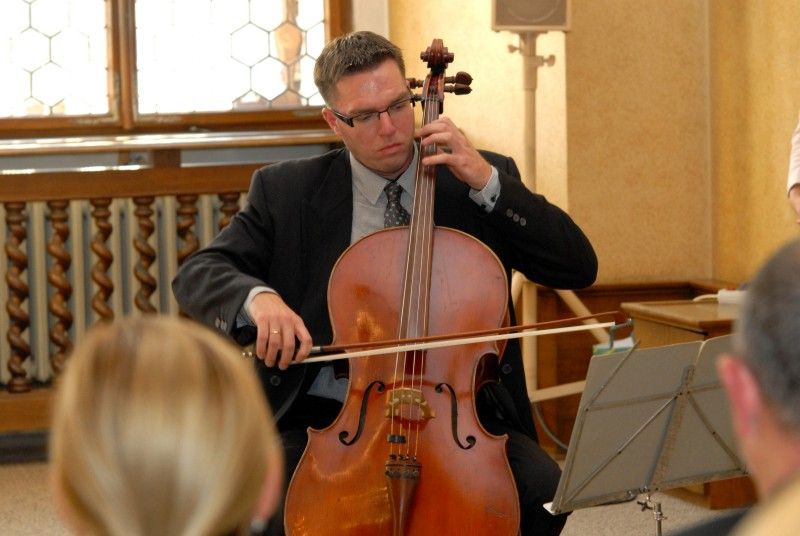 Světově uznávaný designer Ladislav Sutnar je čestným občanem města Plzně. Občanství mu bylo uděleno 18.10.2012 in memoriam na slavnostním zasedání Zastupitelstva města Plzně, kterého se účastnil jeho syn Radoslav Ladislav Sutnar s manželkou Elaine a další vzácní hosté, mezi nimiž nechyběl rada pro tiskové a kulturní záležitosti Velvyslanectví Spojených států amerických v České republice Robert Zimmermann.