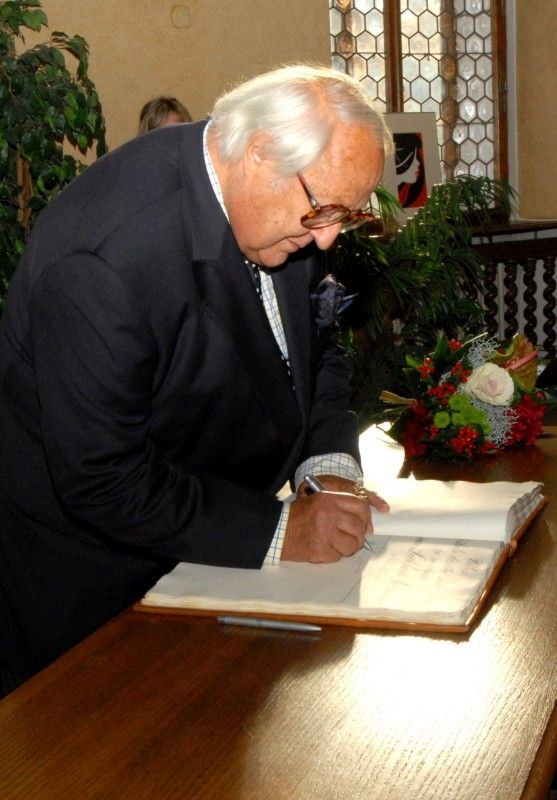 Světově uznávaný designer Ladislav Sutnar je čestným občanem města Plzně. Občanství mu bylo uděleno 18.10.2012 in memoriam na slavnostním zasedání Zastupitelstva města Plzně, kterého se účastnil jeho syn Radoslav Ladislav Sutnar s manželkou Elaine a další vzácní hosté, mezi nimiž nechyběl rada pro tiskové a kulturní záležitosti Velvyslanectví Spojených států amerických v České republice Robert Zimmermann.