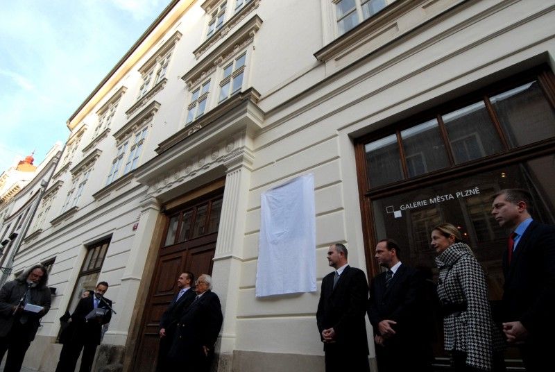 Světově uznávaný designer Ladislav Sutnar je čestným občanem města Plzně. Občanství mu bylo uděleno 18.10.2012 in memoriam na slavnostním zasedání Zastupitelstva města Plzně, kterého se účastnil jeho syn Radoslav Ladislav Sutnar s manželkou Elaine a další vzácní hosté, mezi nimiž nechyběl rada pro tiskové a kulturní záležitosti Velvyslanectví Spojených států amerických v České republice Robert Zimmermann.