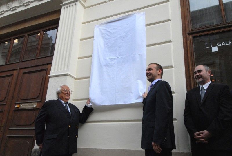 Světově uznávaný designer Ladislav Sutnar je čestným občanem města Plzně. Občanství mu bylo uděleno 18.10.2012 in memoriam na slavnostním zasedání Zastupitelstva města Plzně, kterého se účastnil jeho syn Radoslav Ladislav Sutnar s manželkou Elaine a další vzácní hosté, mezi nimiž nechyběl rada pro tiskové a kulturní záležitosti Velvyslanectví Spojených států amerických v České republice Robert Zimmermann.