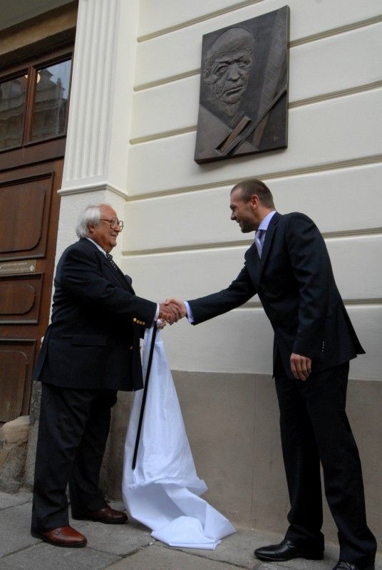 Světově uznávaný designer Ladislav Sutnar je čestným občanem města Plzně. Občanství mu bylo uděleno 18.10.2012 in memoriam na slavnostním zasedání Zastupitelstva města Plzně, kterého se účastnil jeho syn Radoslav Ladislav Sutnar s manželkou Elaine a další vzácní hosté, mezi nimiž nechyběl rada pro tiskové a kulturní záležitosti Velvyslanectví Spojených států amerických v České republice Robert Zimmermann.