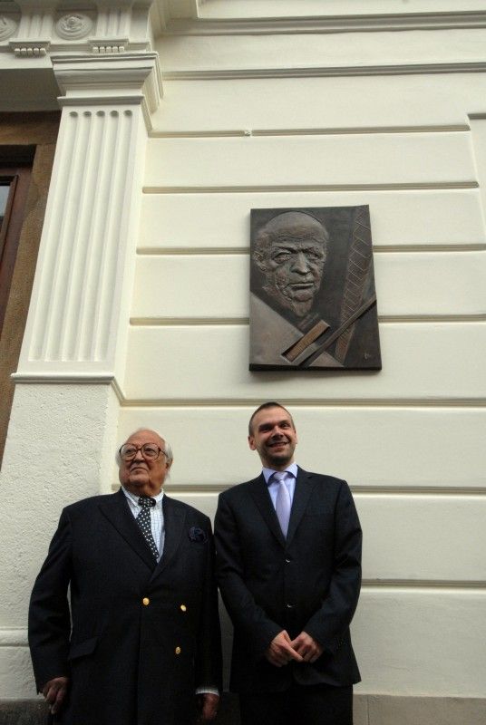 Světově uznávaný designer Ladislav Sutnar je čestným občanem města Plzně. Občanství mu bylo uděleno 18.10.2012 in memoriam na slavnostním zasedání Zastupitelstva města Plzně, kterého se účastnil jeho syn Radoslav Ladislav Sutnar s manželkou Elaine a další vzácní hosté, mezi nimiž nechyběl rada pro tiskové a kulturní záležitosti Velvyslanectví Spojených států amerických v České republice Robert Zimmermann.