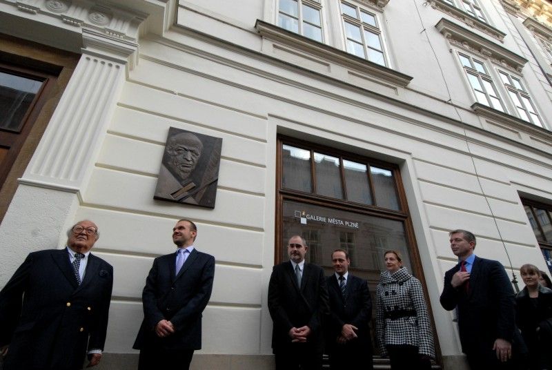 Světově uznávaný designer Ladislav Sutnar je čestným občanem města Plzně. Občanství mu bylo uděleno 18.10.2012 in memoriam na slavnostním zasedání Zastupitelstva města Plzně, kterého se účastnil jeho syn Radoslav Ladislav Sutnar s manželkou Elaine a další vzácní hosté, mezi nimiž nechyběl rada pro tiskové a kulturní záležitosti Velvyslanectví Spojených států amerických v České republice Robert Zimmermann.