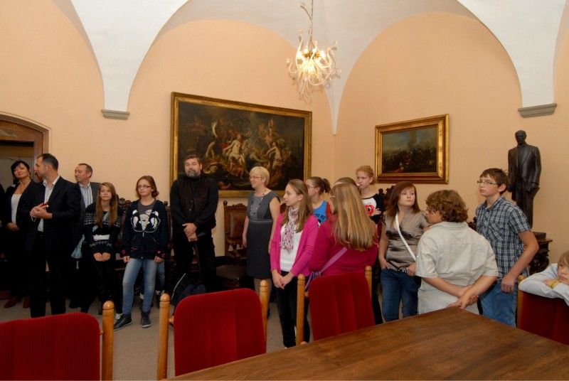 Podzim letošního roku je ve spolupráci obou škol spojen s třídenní návštěvou pedagogů a žáků ze školy v Gaštanové ulici. V Plzni na ně čekal pestrý program, například prohlídka Muzea loutek, zoologické zahrady, Techmanie nebo sportovní turnaj Ringo. A v neposlední řadě také návštěva radnice (19.10.2012), při které se setkali s primátorem Martinem Baxou a radní pro oblast školství, mládeže, sportu a životního prostředí Irenou Rottovou.