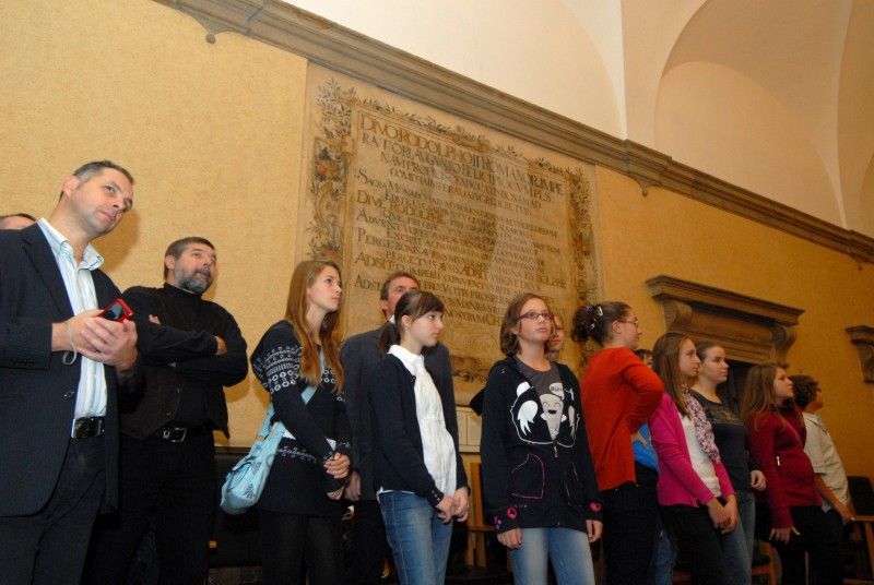 Podzim letošního roku je ve spolupráci obou škol spojen s třídenní návštěvou pedagogů a žáků ze školy v Gaštanové ulici. V Plzni na ně čekal pestrý program, například prohlídka Muzea loutek, zoologické zahrady, Techmanie nebo sportovní turnaj Ringo. A v neposlední řadě také návštěva radnice (19.10.2012), při které se setkali s primátorem Martinem Baxou a radní pro oblast školství, mládeže, sportu a životního prostředí Irenou Rottovou.