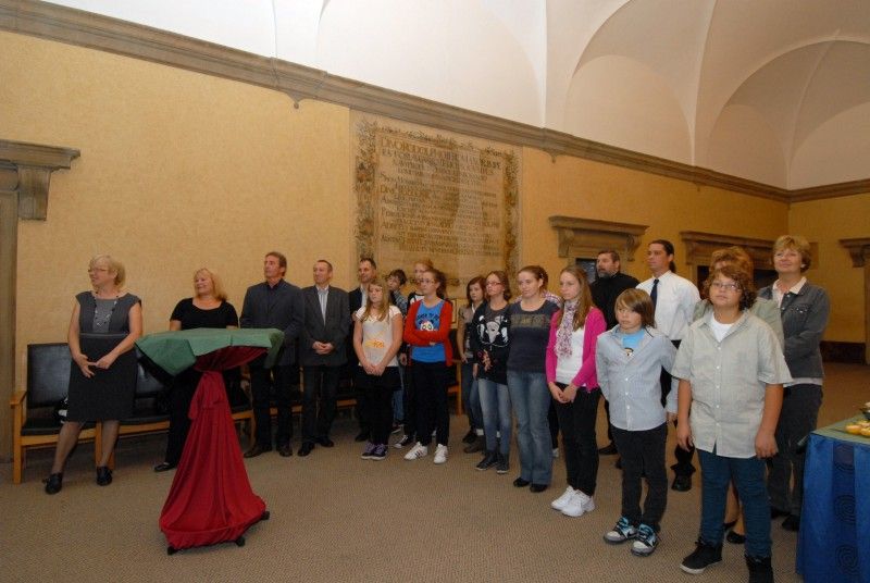 Podzim letošního roku je ve spolupráci obou škol spojen s třídenní návštěvou pedagogů a žáků ze školy v Gaštanové ulici. V Plzni na ně čekal pestrý program, například prohlídka Muzea loutek, zoologické zahrady, Techmanie nebo sportovní turnaj Ringo. A v neposlední řadě také návštěva radnice (19.10.2012), při které se setkali s primátorem Martinem Baxou a radní pro oblast školství, mládeže, sportu a životního prostředí Irenou Rottovou.