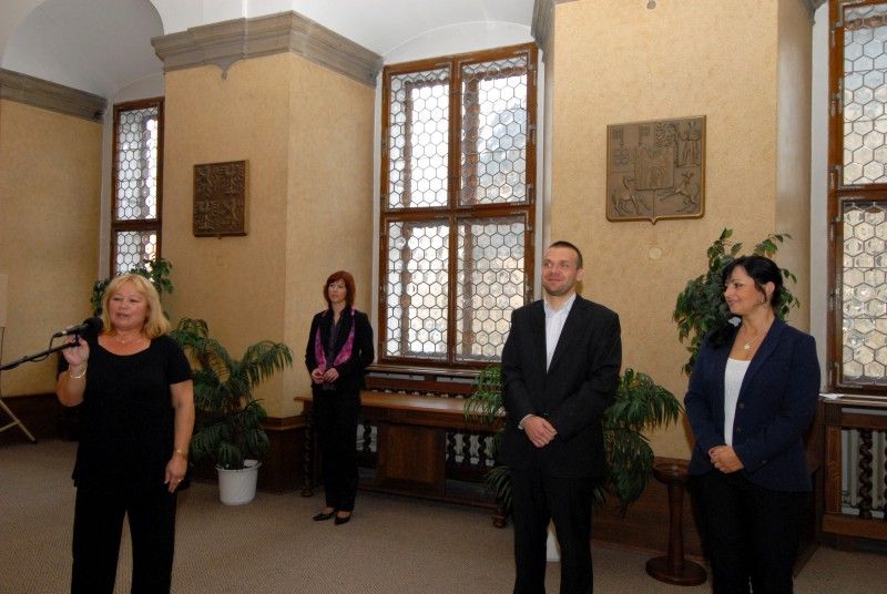 Podzim letošního roku je ve spolupráci obou škol spojen s třídenní návštěvou pedagogů a žáků ze školy v Gaštanové ulici. V Plzni na ně čekal pestrý program, například prohlídka Muzea loutek, zoologické zahrady, Techmanie nebo sportovní turnaj Ringo. A v neposlední řadě také návštěva radnice (19.10.2012), při které se setkali s primátorem Martinem Baxou a radní pro oblast školství, mládeže, sportu a životního prostředí Irenou Rottovou.