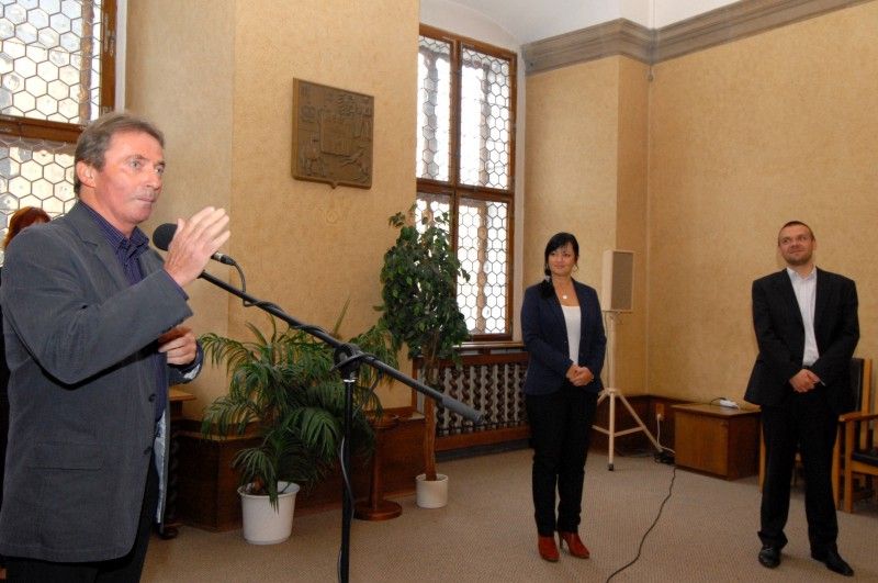 Podzim letošního roku je ve spolupráci obou škol spojen s třídenní návštěvou pedagogů a žáků ze školy v Gaštanové ulici. V Plzni na ně čekal pestrý program, například prohlídka Muzea loutek, zoologické zahrady, Techmanie nebo sportovní turnaj Ringo. A v neposlední řadě také návštěva radnice (19.10.2012), při které se setkali s primátorem Martinem Baxou a radní pro oblast školství, mládeže, sportu a životního prostředí Irenou Rottovou.