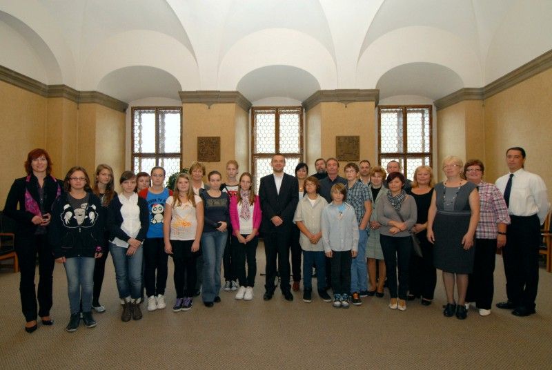 Podzim letošního roku je ve spolupráci obou škol spojen s třídenní návštěvou pedagogů a žáků ze školy v Gaštanové ulici. V Plzni na ně čekal pestrý program, například prohlídka Muzea loutek, zoologické zahrady, Techmanie nebo sportovní turnaj Ringo. A v neposlední řadě také návštěva radnice (19.10.2012), při které se setkali s primátorem Martinem Baxou a radní pro oblast školství, mládeže, sportu a životního prostředí Irenou Rottovou.