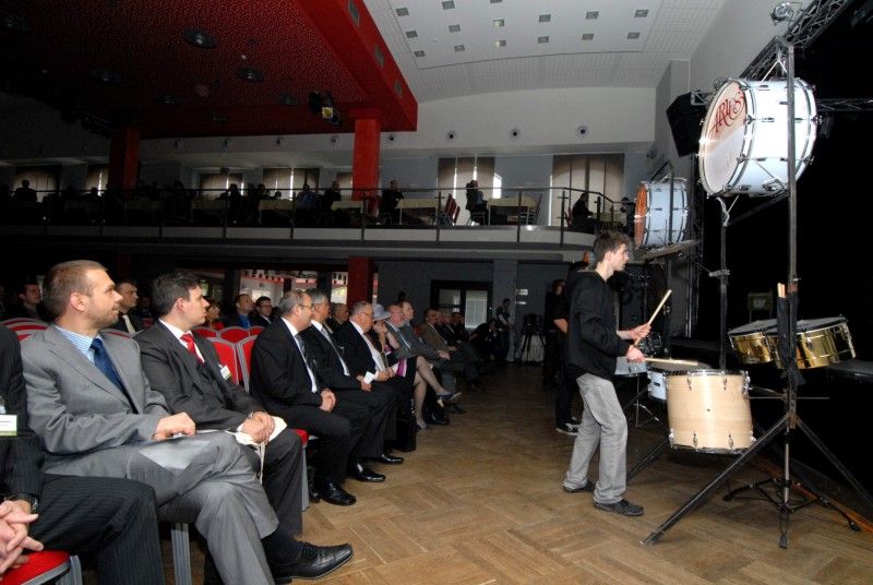 Jubilejní dvacátý ročník dvoudenní Silniční konference se ve dnech 23. a 24. října 2012 konal v kongresovém centru plzeňského Parkhotelu. Sešlo se zde více jak 750 delegátů a hostů, kteří budou společně diskutovat například o budoucnosti silnic a dálnic ve vlastnictví státu, aktuálních otázkách silničního hospodářství či bezpečnosti silničního provozu.