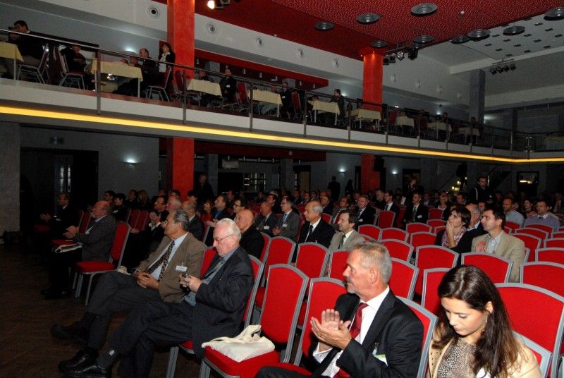 Jubilejní dvacátý ročník dvoudenní Silniční konference se ve dnech 23. a 24. října 2012 konal v kongresovém centru plzeňského Parkhotelu. Sešlo se zde více jak 750 delegátů a hostů, kteří budou společně diskutovat například o budoucnosti silnic a dálnic ve vlastnictví státu, aktuálních otázkách silničního hospodářství či bezpečnosti silničního provozu.