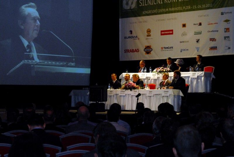 Jubilejní dvacátý ročník dvoudenní Silniční konference se ve dnech 23. a 24. října 2012 konal v kongresovém centru plzeňského Parkhotelu. Sešlo se zde více jak 750 delegátů a hostů, kteří budou společně diskutovat například o budoucnosti silnic a dálnic ve vlastnictví státu, aktuálních otázkách silničního hospodářství či bezpečnosti silničního provozu.