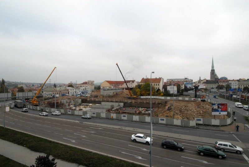 Práce na výstavbě nové divadelní budovy pokračují podle harmonogramu. Stavbaři dokončili podkladní betony a nezbytné zásypy druhého podzemního podlaží. Provádí izolaci proti zemní vlhkosti a pracují na vyztužování posledních záběrů desky prvního podzemního podlaží, stěn a sloupů. (foto: 19.10.2012)