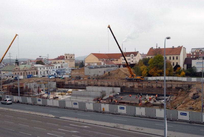 Práce na výstavbě nové divadelní budovy pokračují podle harmonogramu. Stavbaři dokončili podkladní betony a nezbytné zásypy druhého podzemního podlaží. Provádí izolaci proti zemní vlhkosti a pracují na vyztužování posledních záběrů desky prvního podzemního podlaží, stěn a sloupů. (foto: 19.10.2012)