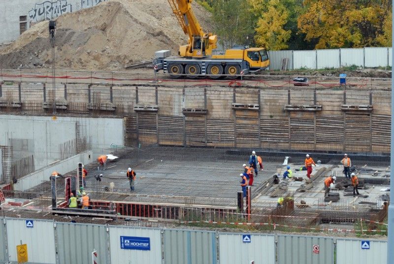 Stavbaři dokončili podkladní betony a nezbytné zásypy druhého podzemního podlaží