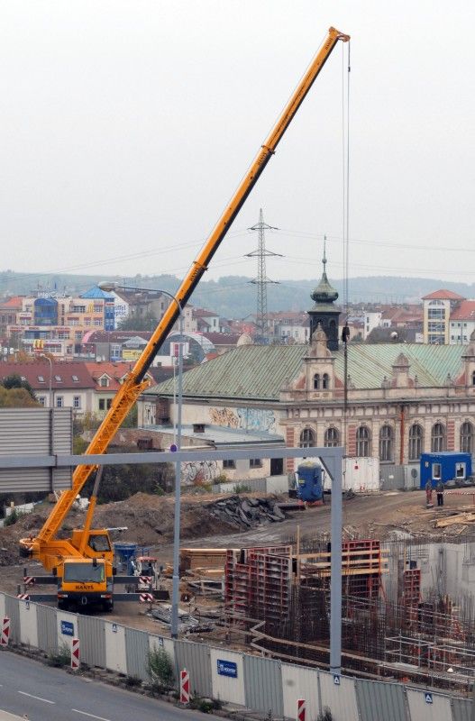 Práce na výstavbě nové divadelní budovy pokračují podle harmonogramu. Stavbaři dokončili podkladní betony a nezbytné zásypy druhého podzemního podlaží. Provádí izolaci proti zemní vlhkosti a pracují na vyztužování posledních záběrů desky prvního podzemního podlaží, stěn a sloupů. (foto: 19.10.2012)