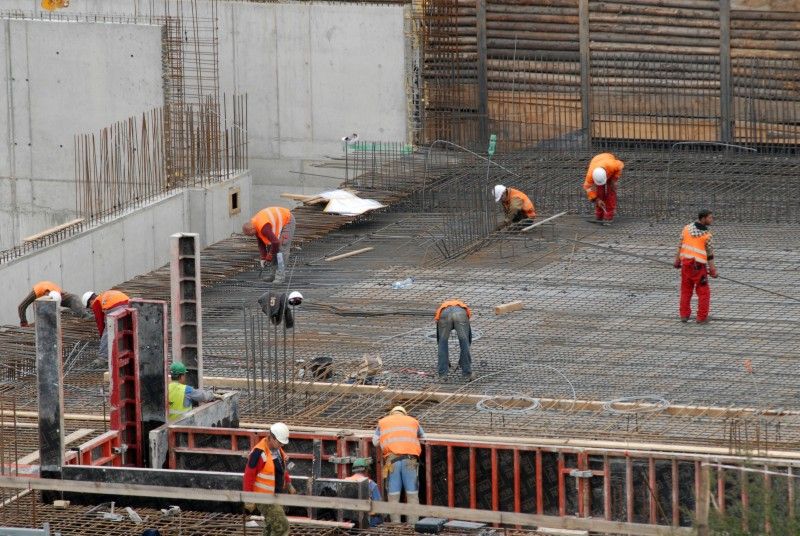 Práce na výstavbě nové divadelní budovy pokračují podle harmonogramu. Stavbaři dokončili podkladní betony a nezbytné zásypy druhého podzemního podlaží. Provádí izolaci proti zemní vlhkosti a pracují na vyztužování posledních záběrů desky prvního podzemního podlaží, stěn a sloupů. (foto: 19.10.2012)