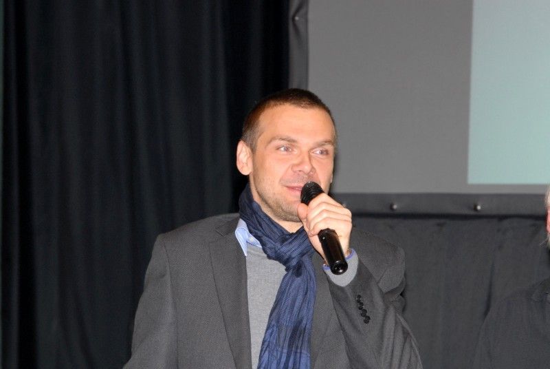 Gerontologický den (26.10.2012) uspořádal Městský ústav sociálních služeb, plzeňský Svaz důchodců a odbor sociálních služeb magistrátu v pátek 25. října v Malém sále Měšťanské besedy. V letošním roce se odborníci ve svých přednáškách pro seniory zaměřili na užívání léků, poruchy sluchu, onemocnění páteře nebo na význam pohybové aktivity. Ředitel Městského ústavu sociálních služeb Vladimír Chuchler svůj příspěvek věnoval S-kartě, platební kartě sociálních systémů, která je určena příjemcům sociálních dávek.