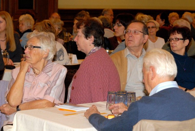 Gerontologický den (26.10.2012) uspořádal Městský ústav sociálních služeb, plzeňský Svaz důchodců a odbor sociálních služeb magistrátu v pátek 25. října v Malém sále Měšťanské besedy. V letošním roce se odborníci ve svých přednáškách pro seniory zaměřili na užívání léků, poruchy sluchu, onemocnění páteře nebo na význam pohybové aktivity. Ředitel Městského ústavu sociálních služeb Vladimír Chuchler svůj příspěvek věnoval S-kartě, platební kartě sociálních systémů, která je určena příjemcům sociálních dávek.