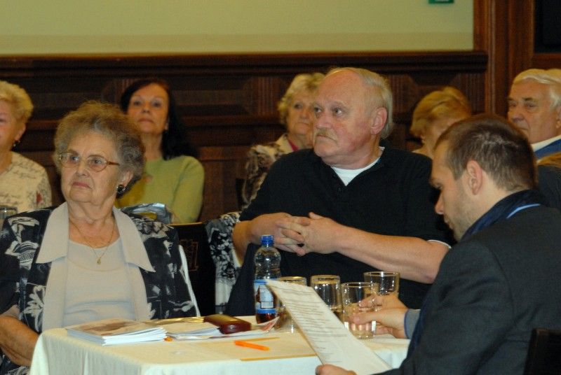 Gerontologický den (26.10.2012) uspořádal Městský ústav sociálních služeb, plzeňský Svaz důchodců a odbor sociálních služeb magistrátu v pátek 25. října v Malém sále Měšťanské besedy. V letošním roce se odborníci ve svých přednáškách pro seniory zaměřili na užívání léků, poruchy sluchu, onemocnění páteře nebo na význam pohybové aktivity. Ředitel Městského ústavu sociálních služeb Vladimír Chuchler svůj příspěvek věnoval S-kartě, platební kartě sociálních systémů, která je určena příjemcům sociálních dávek.