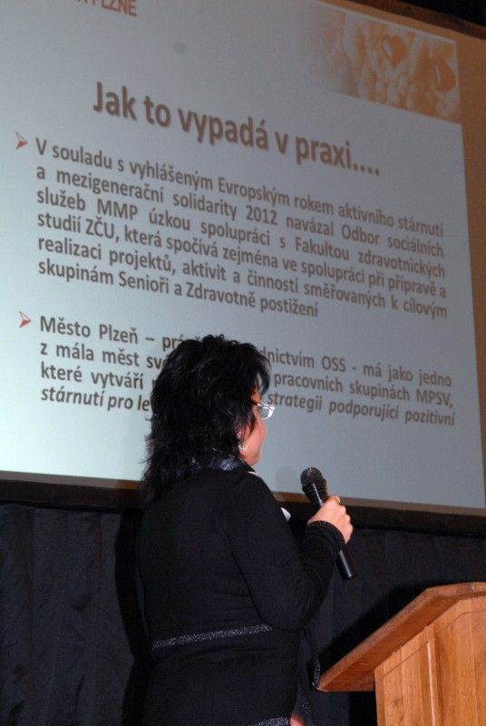 Gerontologický den (26.10.2012) uspořádal Městský ústav sociálních služeb, plzeňský Svaz důchodců a odbor sociálních služeb magistrátu v pátek 25. října v Malém sále Měšťanské besedy. V letošním roce se odborníci ve svých přednáškách pro seniory zaměřili na užívání léků, poruchy sluchu, onemocnění páteře nebo na význam pohybové aktivity. Ředitel Městského ústavu sociálních služeb Vladimír Chuchler svůj příspěvek věnoval S-kartě, platební kartě sociálních systémů, která je určena příjemcům sociálních dávek.