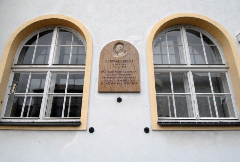 První z akcí připomínající 94. výročí založení Československé republiky se uskutečnila v pátek 26. října 2012 u pamětní desky Edvarda Beneše umístěné na budově základní školy v Doudlevecké ulici. Pietní akt uspořádali zástupci Českého svazu bojovníků za svobodu, aby vyjádřili úctu prvnímu československému ministru zahraničí a druhému prezidentovi republiky Edvardu Benešovi. „Doktor Beneš byl světově uznávaný diplomat, který se zasloužil o to, aby Československo bylo mezinárodně uznaným státem,“ uvedl Jaroslav Bukovský, jeden z organizátorů akce.  Za město k pamětní  desce položila květiny náměstkyně primátora Eva Herinková.