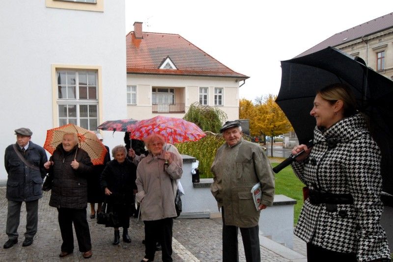 První z akcí připomínající 94. výročí založení Československé republiky se uskutečnila v pátek 26. října 2012 u pamětní desky Edvarda Beneše umístěné na budově základní školy v Doudlevecké ulici. Pietní akt uspořádali zástupci Českého svazu bojovníků za svobodu, aby vyjádřili úctu prvnímu československému ministru zahraničí a druhému prezidentovi republiky Edvardu Benešovi. „Doktor Beneš byl světově uznávaný diplomat, který se zasloužil o to, aby Československo bylo mezinárodně uznaným státem,“ uvedl Jaroslav Bukovský, jeden z organizátorů akce.  Za město k pamětní  desce položila květiny náměstkyně primátora Eva Herinková.